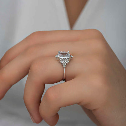 Bague en argent pour femme avec pierre baguette blanche