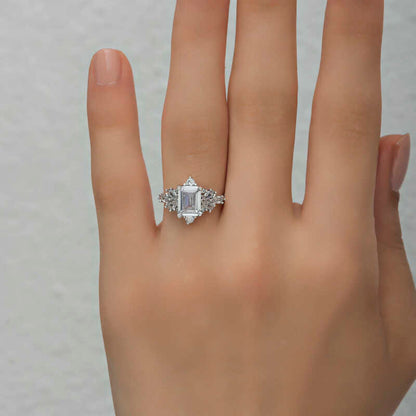 Bague en argent pour femme avec pierre baguette blanche