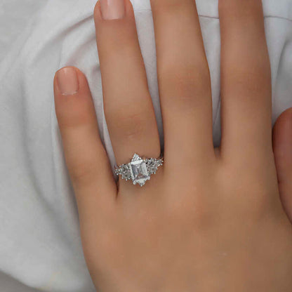Bague en argent pour femme avec pierre baguette blanche