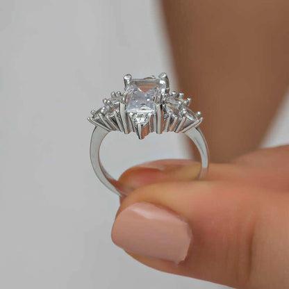 Bague en argent pour femme avec pierre baguette blanche