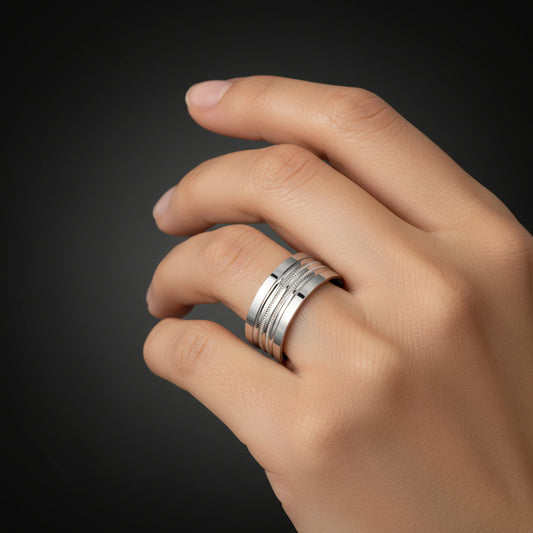 Rhodinierter Silberring mit Linienmuster