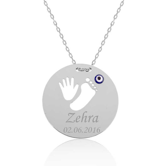 Collier en argent gravé avec le nom de la main et de l'empreinte de la mère