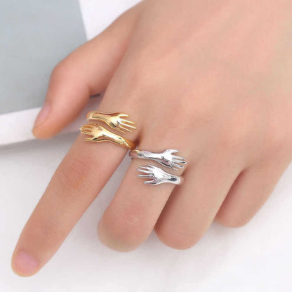 Bague en argent plaqué or avec mains entrelacées