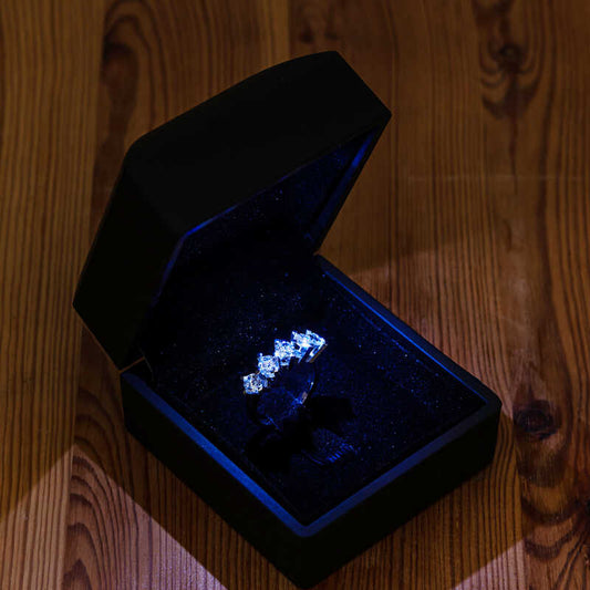 Bague en argent pour femme avec boîte lumineuse et 5 pierres 