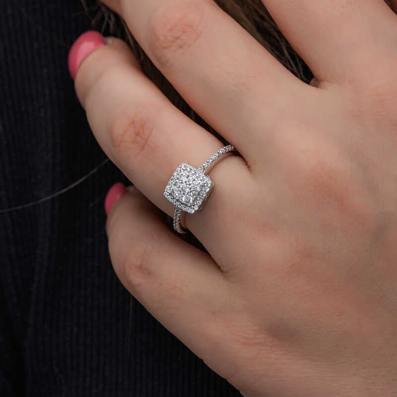 Bague en argent pour femme avec pierre de zircon carrée