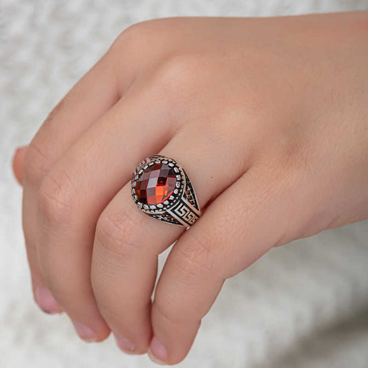 Silberner Ring für Jungen mit rotem Zirkon