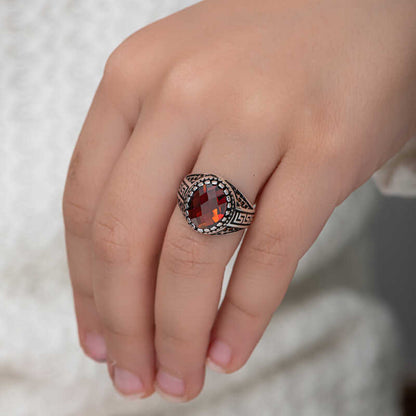 Silberner Ring für Jungen mit rotem Zirkon