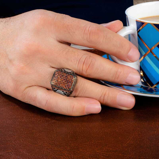 Quadratischer Herren-Silberring mit rotem Zirkonstein