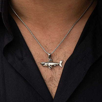 Collier en argent avec pendentif requin