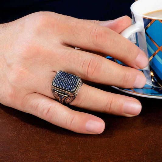 Quadratischer Herren-Silberring mit blauem Zirkonstein