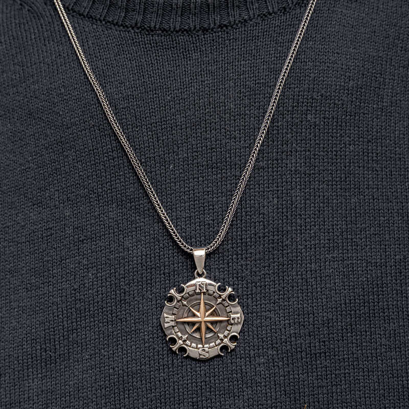 Collier homme en argent oxydé avec boussole