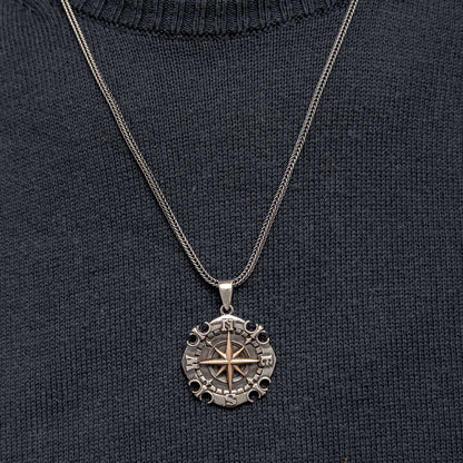 Collier homme en argent oxydé avec boussole