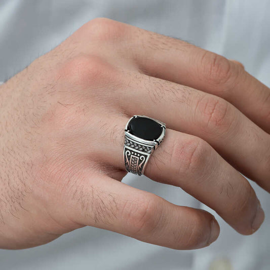 Herren-Silberring mit geflochtenem Onyx-Steinmuster