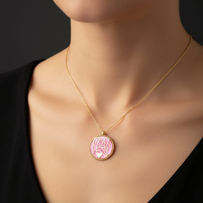 Collier en argent plaqué or avec pierre de nacre rose et amour mère-enfant