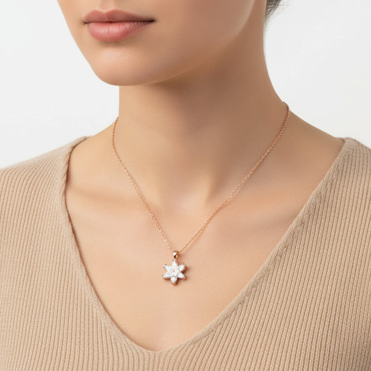 Halskette aus rosévergoldetem Silber mit weißer Lotusblüte