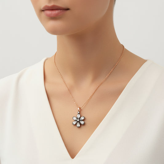 Collier en argent plaqué or rose avec diamants sertis en forme de fleur pour femme