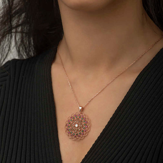 Medaillon-Halskette aus rosévergoldetem Silber mit geometrischem Muster