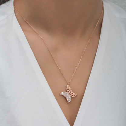 Collier en argent pour femme avec papillon rose