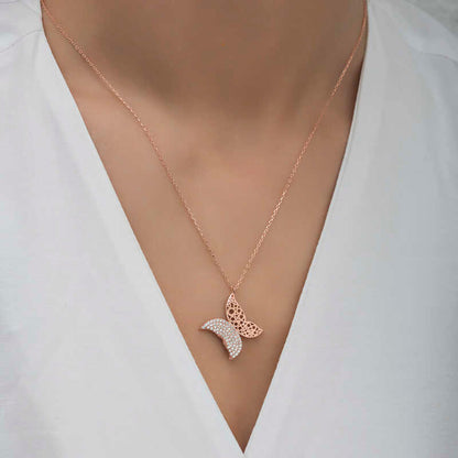 Collier en argent pour femme avec papillon rose