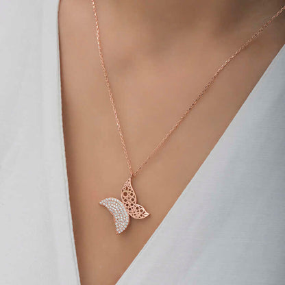 Collier en argent pour femme avec papillon rose