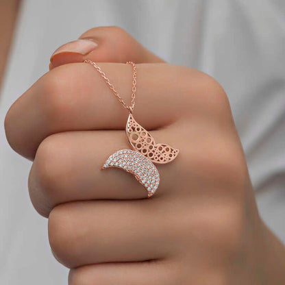 Collier en argent pour femme avec papillon rose