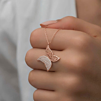Collier en argent pour femme avec papillon rose