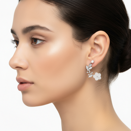 Boucles d'oreilles à tige en argent et fleur de nacre pour femme
