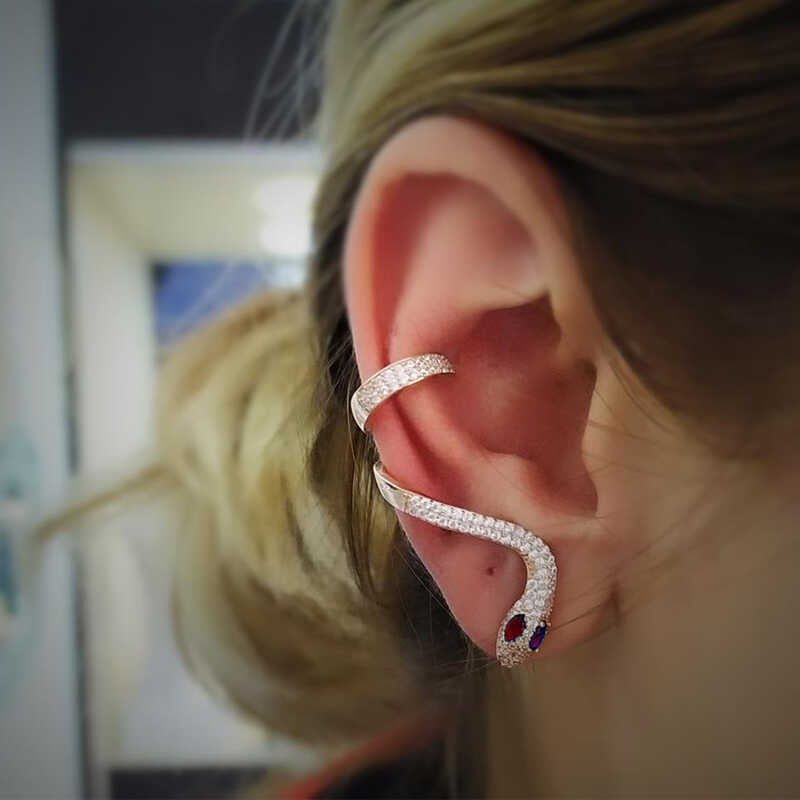 Boucle d'oreille simple cartilage serpent aux yeux roses en argent