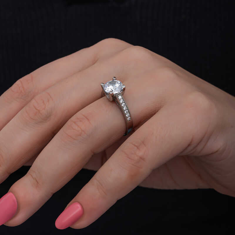 Bague en argent pour femme avec pierre unique
