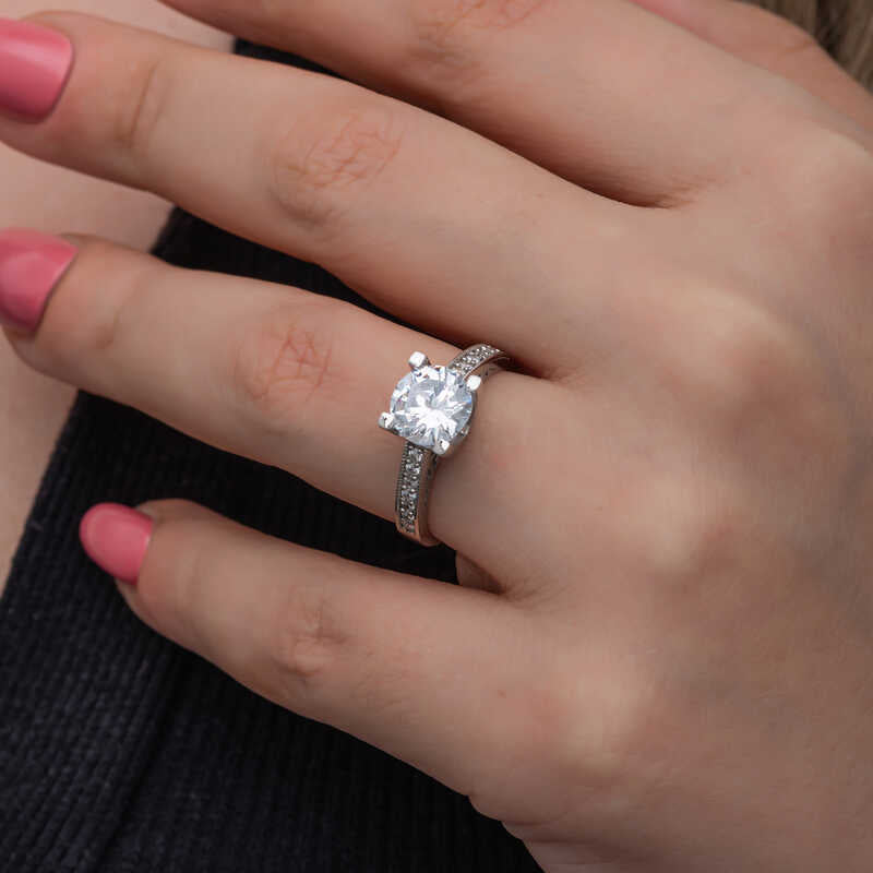Bague en argent pour femme avec pierre unique