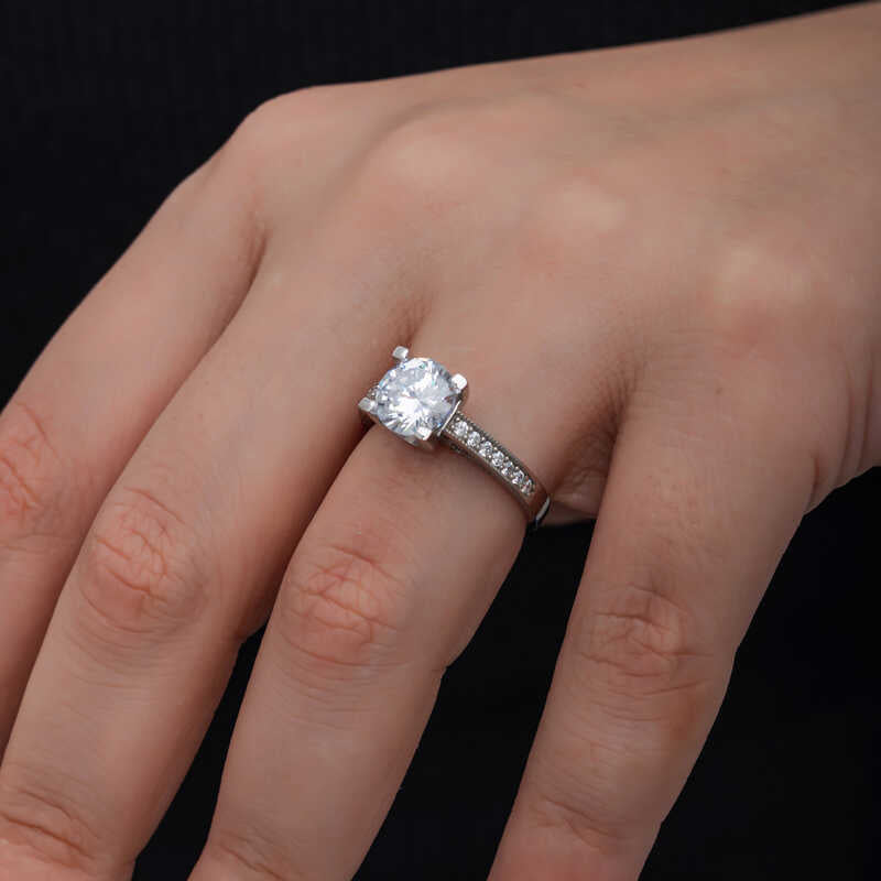 Bague en argent pour femme avec pierre unique