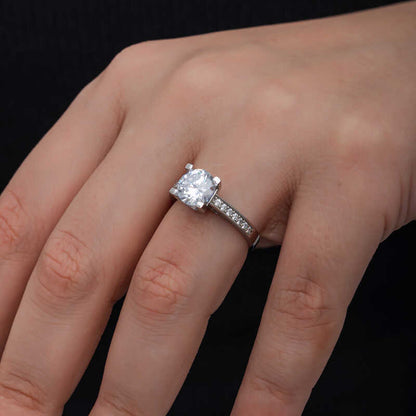 Bague en argent pour femme avec pierre unique