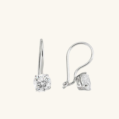 Silberne Ohrringe mit einem einzelnen Stein