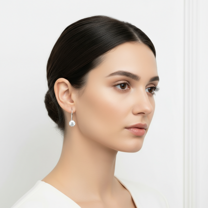 Silberne Ohrringe mit einem einzelnen Stein