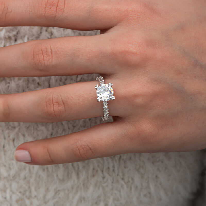 Bague en argent pour femme avec halo complet et pierre unique