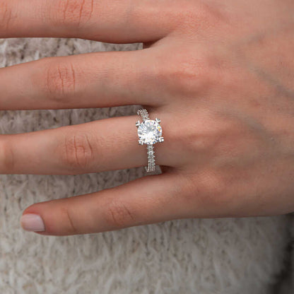 Bague en argent pour femme avec halo complet et pierre unique