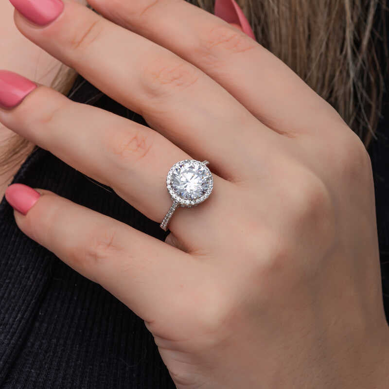 Bague en argent pour femme avec pierre unique à monture ronde