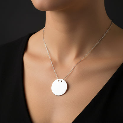 Silberne Halskette mit runder Plakette für Damen