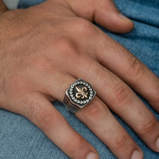 Silberner Herrenring mit Lilienblumenmuster